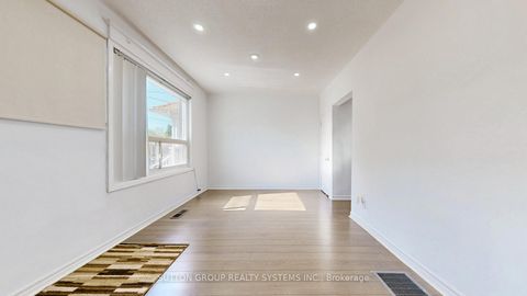 Photo 3 at 128 Northland Avenue, Smythe, Toronto