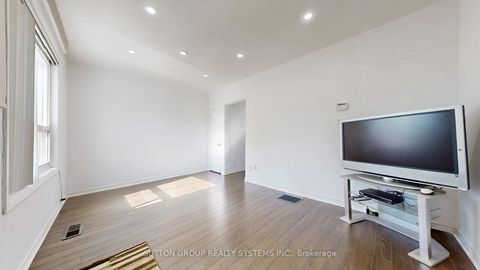 Photo 4 at 128 Northland Avenue, Smythe, Toronto