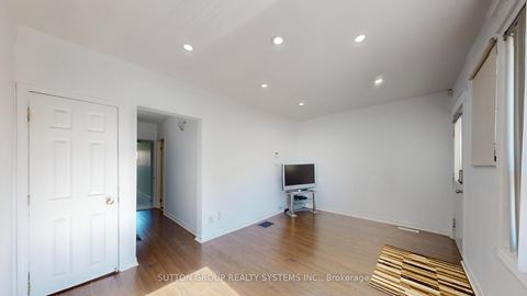 Photo 5 at 128 Northland Avenue, Smythe, Toronto