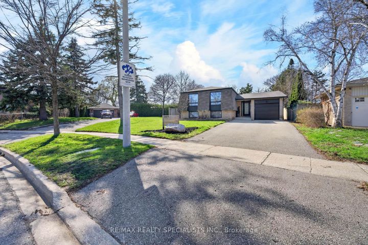 Photo 1 at 2601 Windjammer Road, Erin Mills, Mississauga
