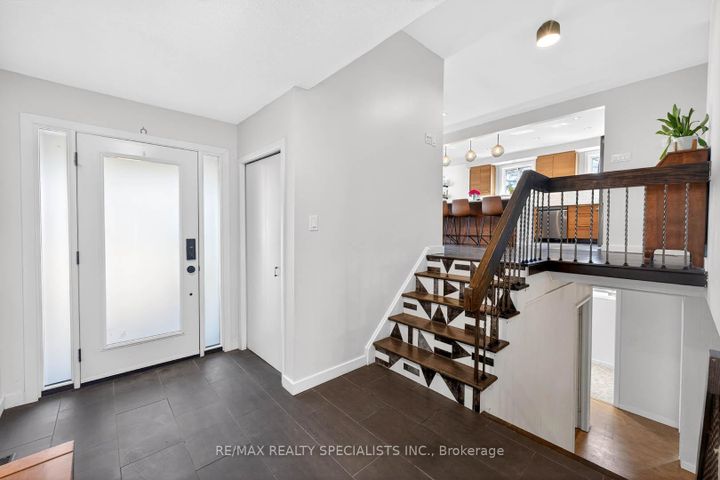 Photo 2 at 2601 Windjammer Road, Erin Mills, Mississauga