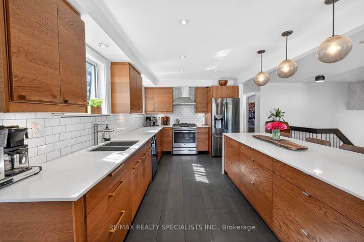 Photo 8 at 2601 Windjammer Road, Erin Mills, Mississauga