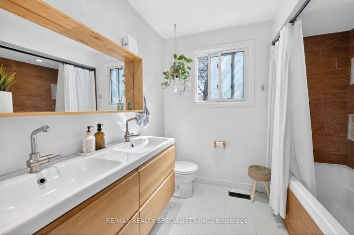 Photo 17 at 2601 Windjammer Road, Erin Mills, Mississauga