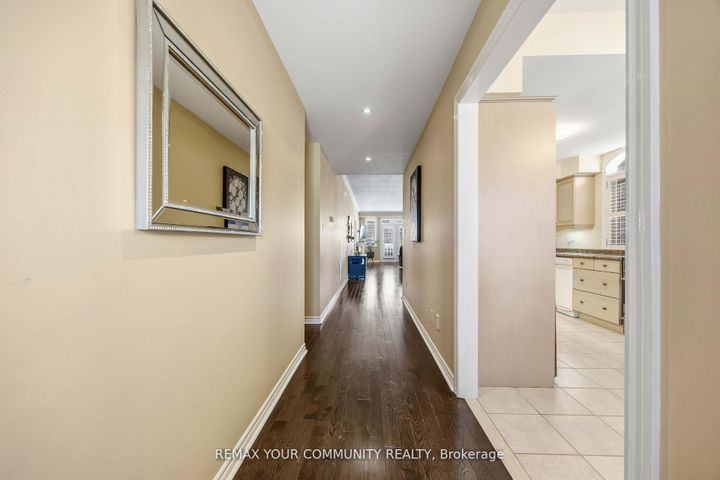 Photo 5 at 17 - 520 Silken Laumann Drive, Wyndham, Newmarket