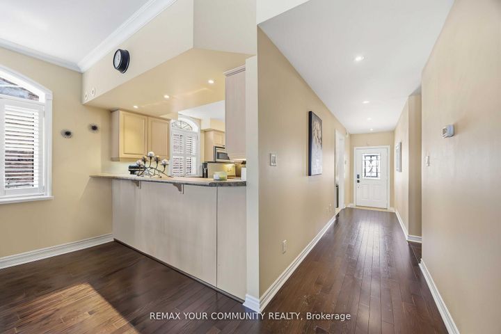 Photo 9 at 17 - 520 Silken Laumann Drive, Wyndham, Newmarket