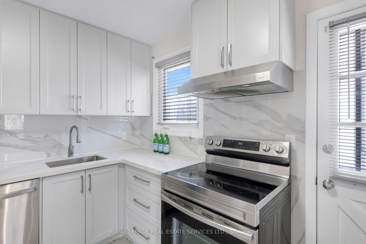 Photo 12 at 1038 Alexandra Avenue, Lakeview, Mississauga