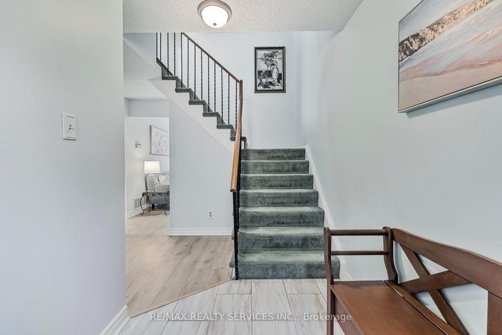 Photo 3 at 40 Crenshaw Court, Heart Lake West, Brampton