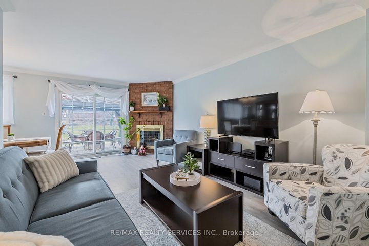 Photo 4 at 40 Crenshaw Court, Heart Lake West, Brampton