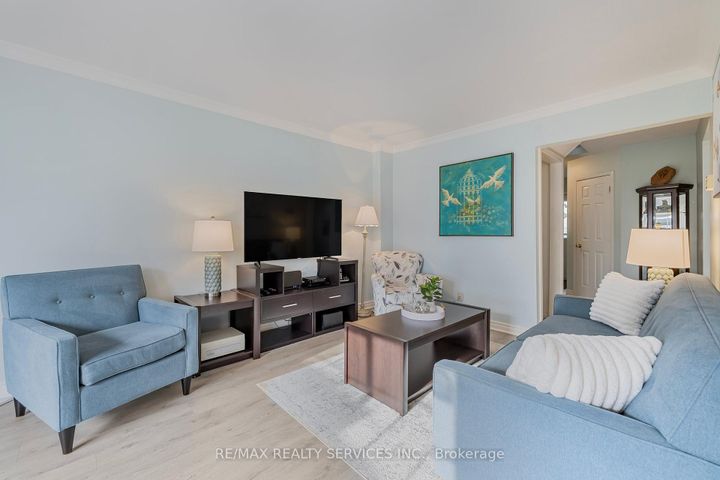 Photo 6 at 40 Crenshaw Court, Heart Lake West, Brampton