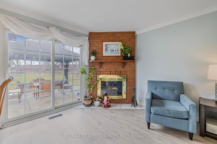 Photo 7 at 40 Crenshaw Court, Heart Lake West, Brampton