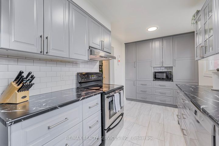 Photo 12 at 40 Crenshaw Court, Heart Lake West, Brampton