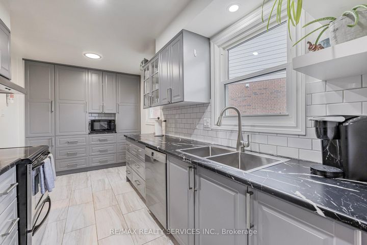 Photo 13 at 40 Crenshaw Court, Heart Lake West, Brampton