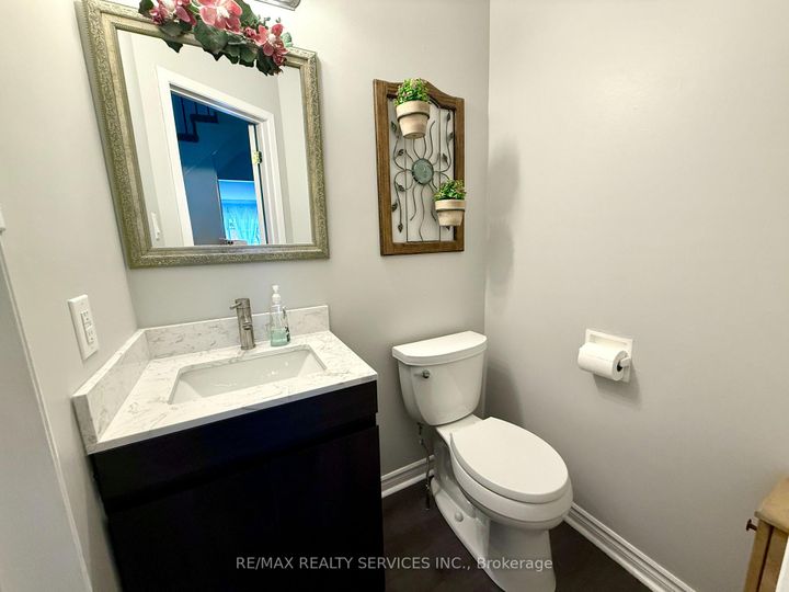 Photo 14 at 40 Crenshaw Court, Heart Lake West, Brampton