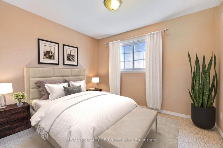 Photo 15 at 40 Crenshaw Court, Heart Lake West, Brampton