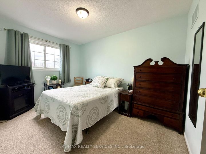 Photo 16 at 40 Crenshaw Court, Heart Lake West, Brampton