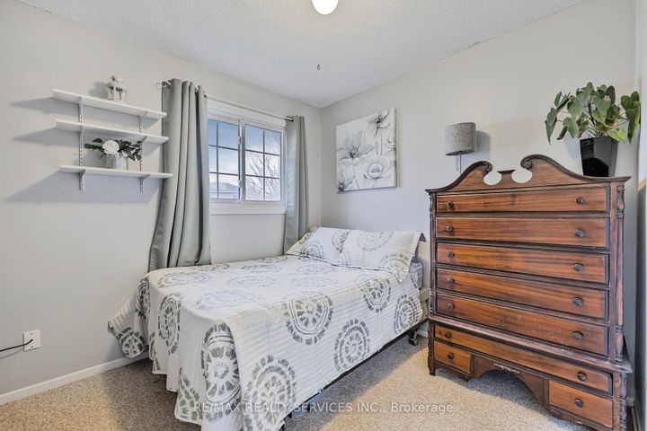 Photo 17 at 40 Crenshaw Court, Heart Lake West, Brampton