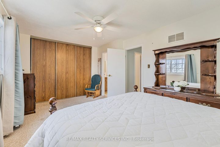 Photo 20 at 40 Crenshaw Court, Heart Lake West, Brampton