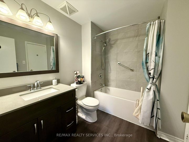 Photo 21 at 40 Crenshaw Court, Heart Lake West, Brampton