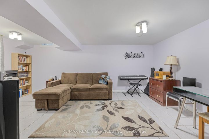 Photo 22 at 40 Crenshaw Court, Heart Lake West, Brampton