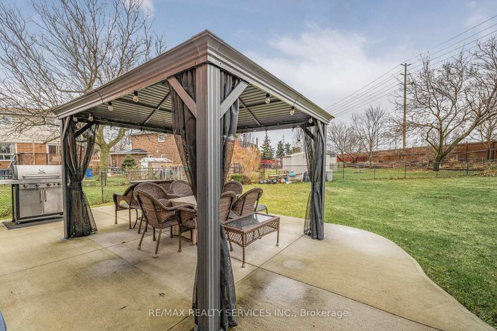 Photo 25 at 40 Crenshaw Court, Heart Lake West, Brampton