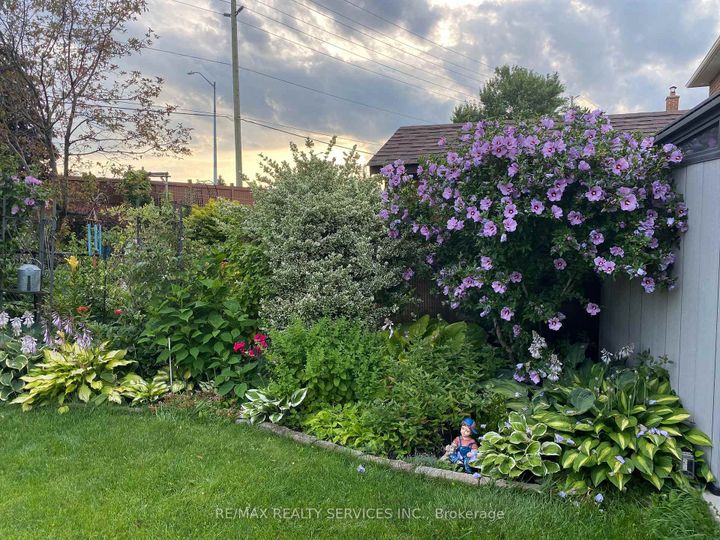 Photo 34 at 40 Crenshaw Court, Heart Lake West, Brampton