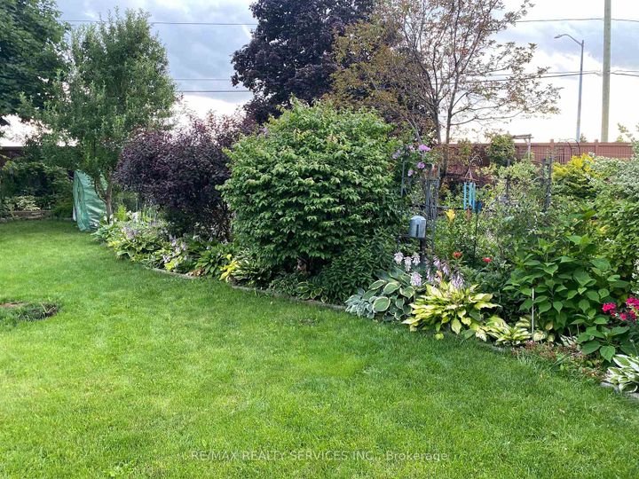 Photo 35 at 40 Crenshaw Court, Heart Lake West, Brampton