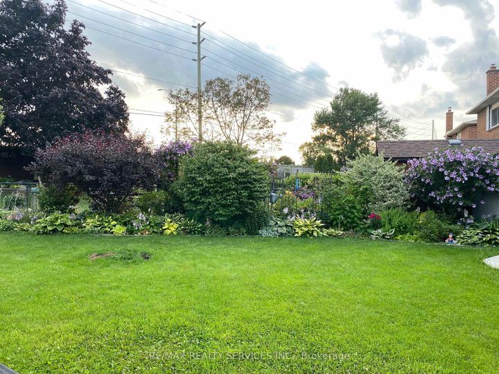 Photo 36 at 40 Crenshaw Court, Heart Lake West, Brampton