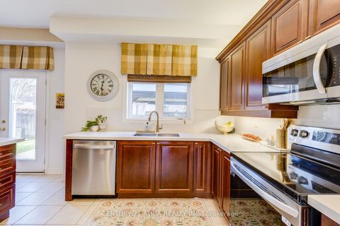 Photo 12 at 23 Weslock Crescent, Bayview Northeast, Aurora