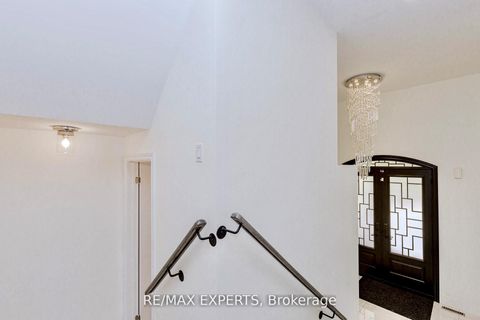 Photo 4 at 193 Fairlane Crescent, Vellore Village, Vaughan