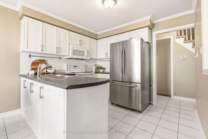 Photo 9 at 95 Thornlodge Drive, Waterdown, Hamilton