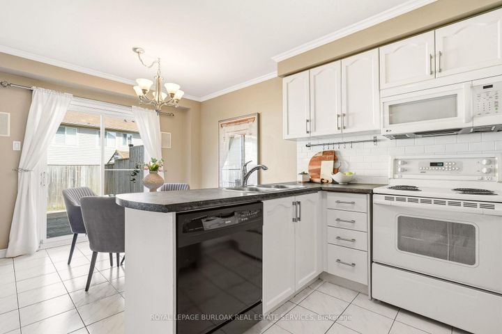 Photo 10 at 95 Thornlodge Drive, Waterdown, Hamilton