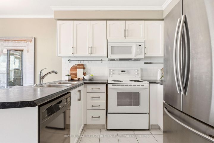 Photo 11 at 95 Thornlodge Drive, Waterdown, Hamilton