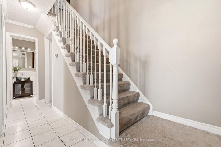 Photo 13 at 95 Thornlodge Drive, Waterdown, Hamilton