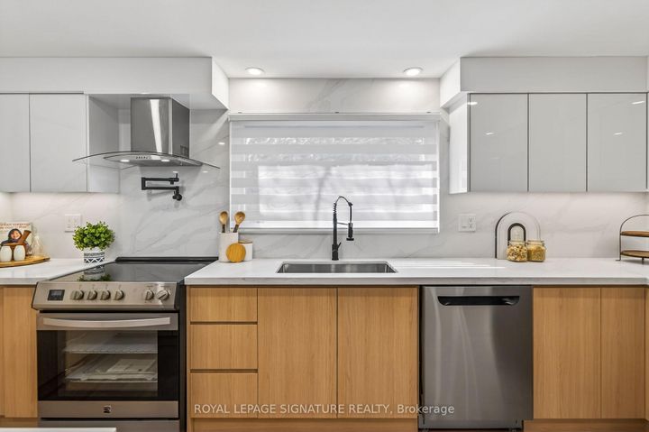 Photo 11 at 26 Carondale Crescent, L'Amoreaux, Toronto