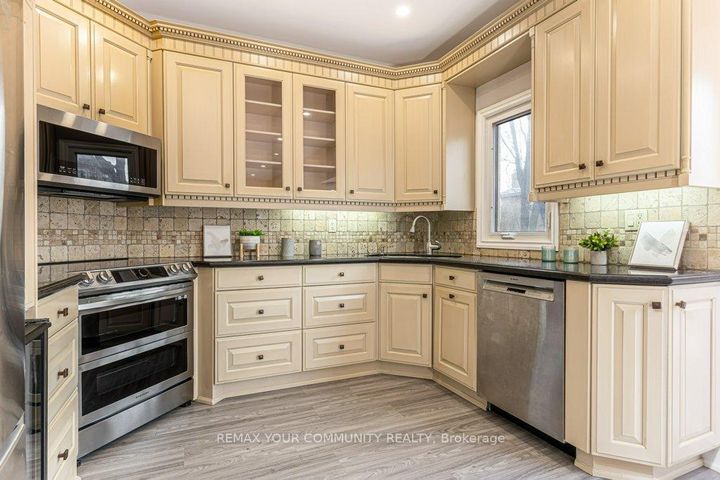 Photo 9 at 21 Millbrook Gate, Buttonville, Markham