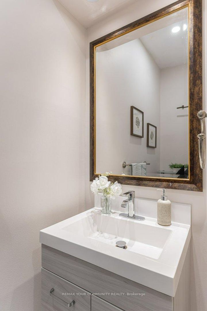 Photo 11 at 21 Millbrook Gate, Buttonville, Markham