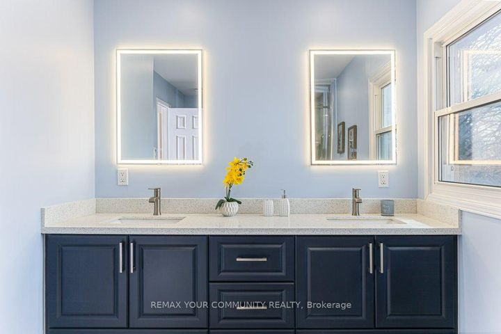 Photo 17 at 21 Millbrook Gate, Buttonville, Markham