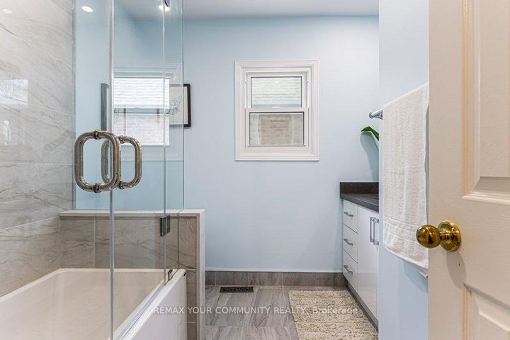 Photo 22 at 21 Millbrook Gate, Buttonville, Markham