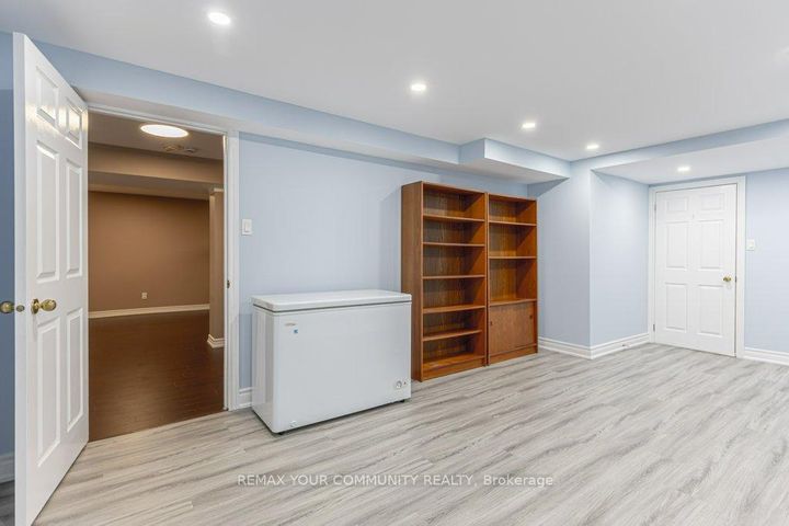 Photo 30 at 21 Millbrook Gate, Buttonville, Markham