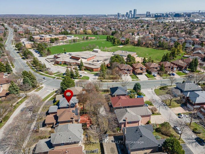 Photo 38 at 21 Millbrook Gate, Buttonville, Markham