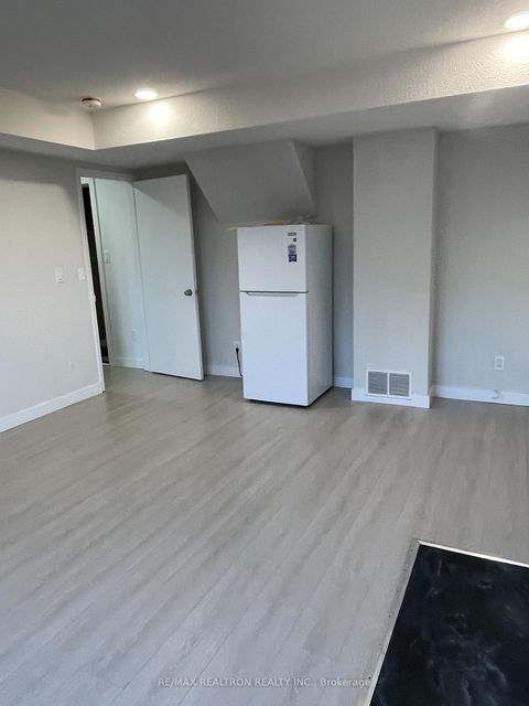 Photo 11 at 143 Peel Street, Wellington, Barrie