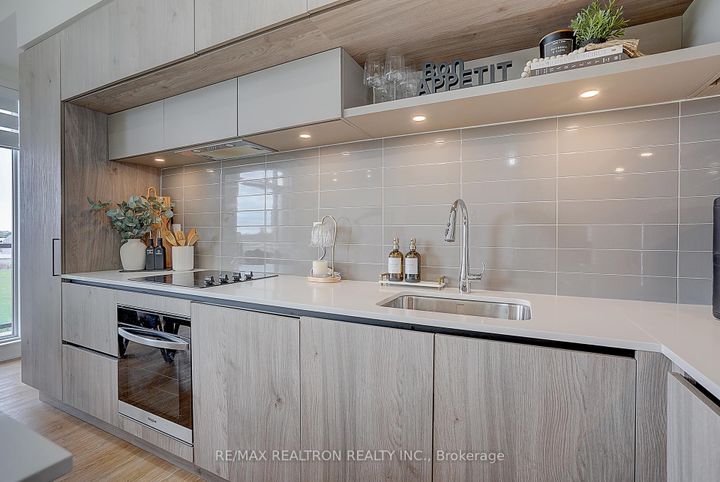 Photo 7 at 711 - 5 Steckley House Lane, Rural Richmond Hill, Richmond Hill