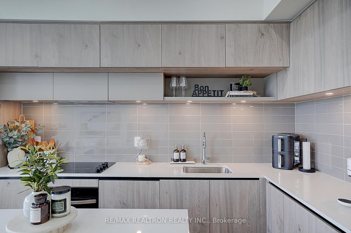 Photo 8 at 711 - 5 Steckley House Lane, Rural Richmond Hill, Richmond Hill