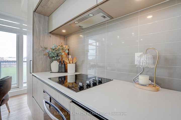 Photo 9 at 711 - 5 Steckley House Lane, Rural Richmond Hill, Richmond Hill