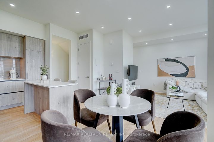 Photo 10 at 711 - 5 Steckley House Lane, Rural Richmond Hill, Richmond Hill