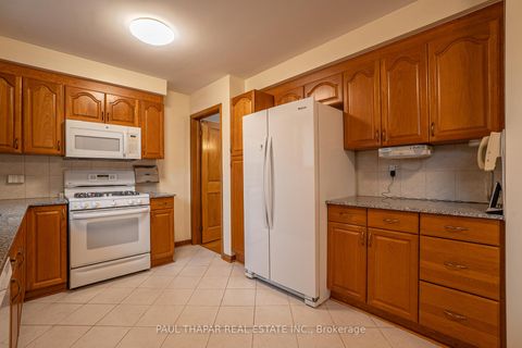 Photo 5 at 10 Castlebury Crescent, Steeles, Toronto