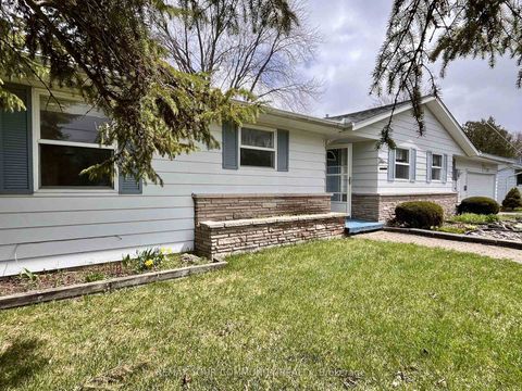 Photo 1 at 37 Canal Street, Keswick South, Georgina