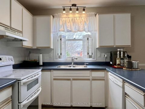 Photo 11 at 37 Canal Street, Keswick South, Georgina