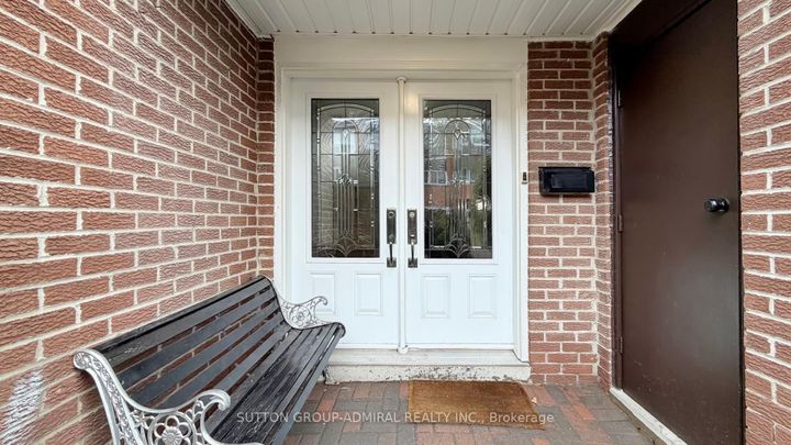 Photo 2 at 4 Dove Hawk Way, Branson, Toronto