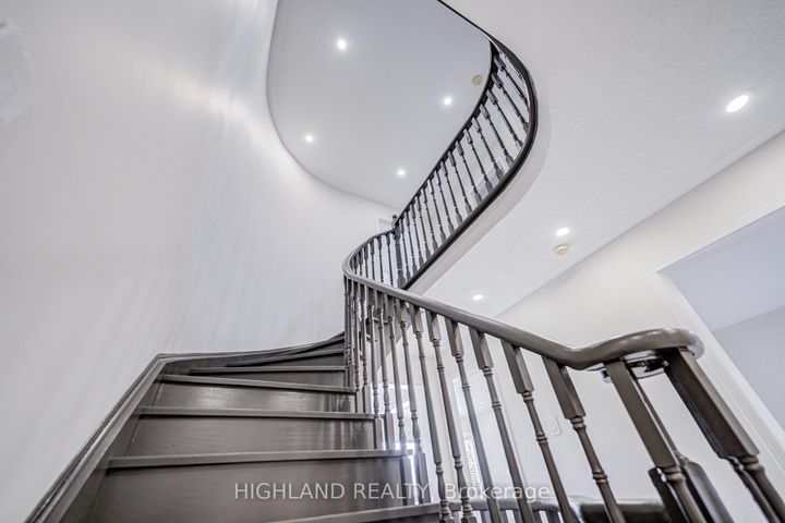 Photo 6 at 4802 Wild Rose Street, East Credit, Mississauga